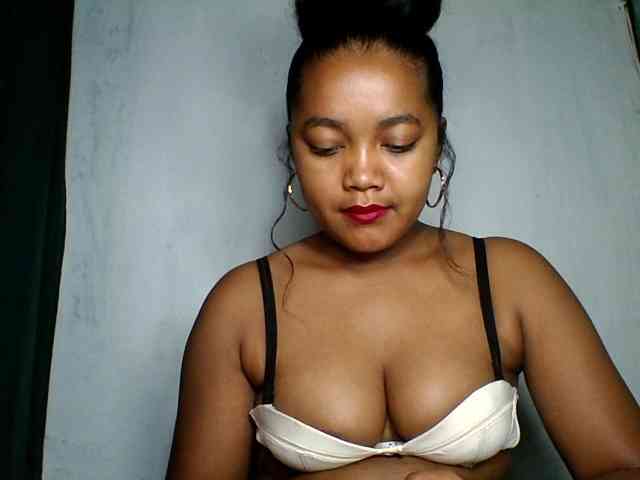 justine33 Live Webcam on BongaCams