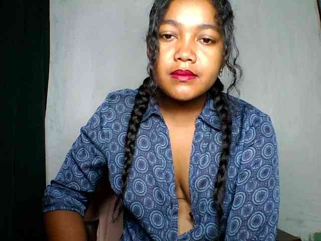 justine33 Live Webcam on BongaCams