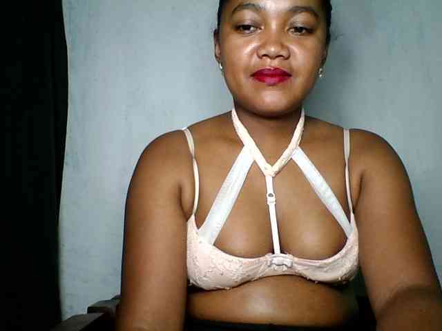 justine33 Live Webcam on BongaCams