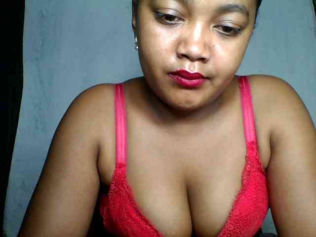 justine33 Live Webcam on BongaCams