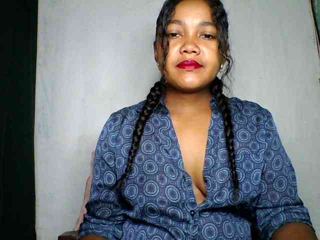 justine33 Live Webcam on BongaCams