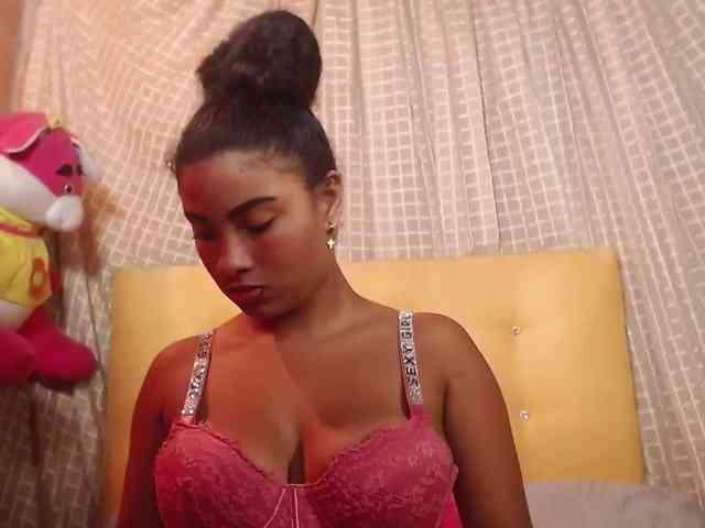 ZoeeMoree webcam