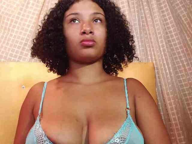 ZoeeMoree webcam
