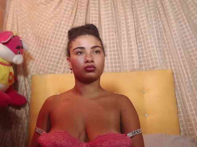 ZoeeMoree webcam