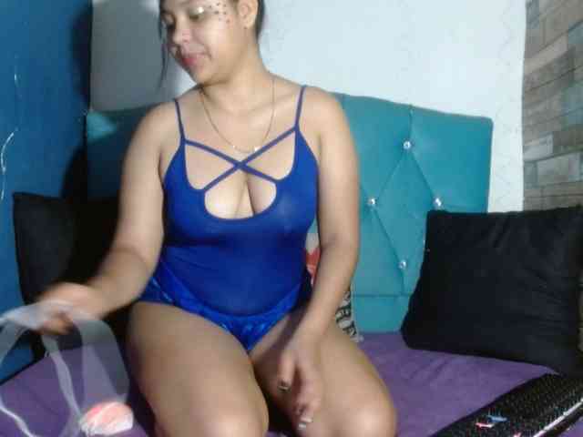 Yesamyn-Stone69 webcam