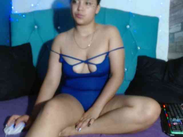 Yesamyn-Stone69 webcam