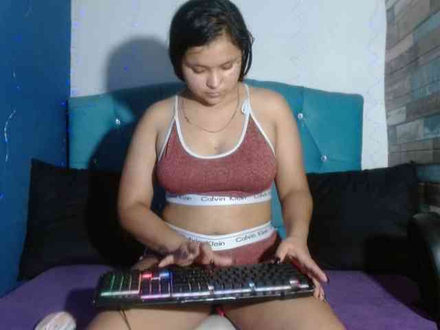 Yesamyn-Stone69 webcam