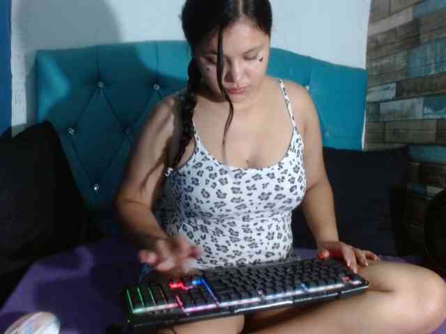 Yesamyn-Stone69 webcam