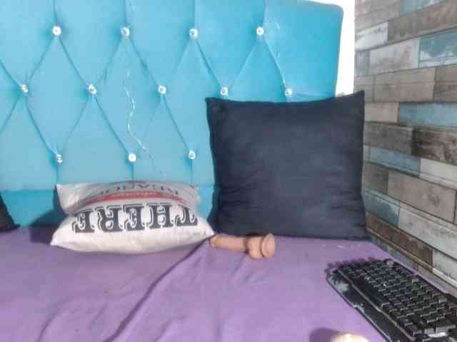 Yesamyn-Stone69 webcam