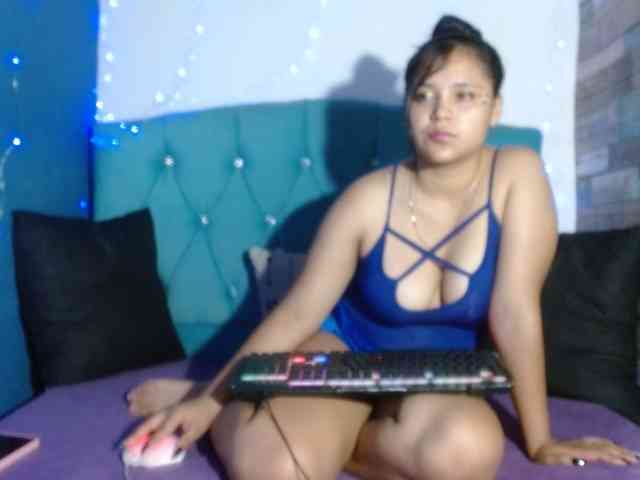 Yesamyn-Stone69 webcam