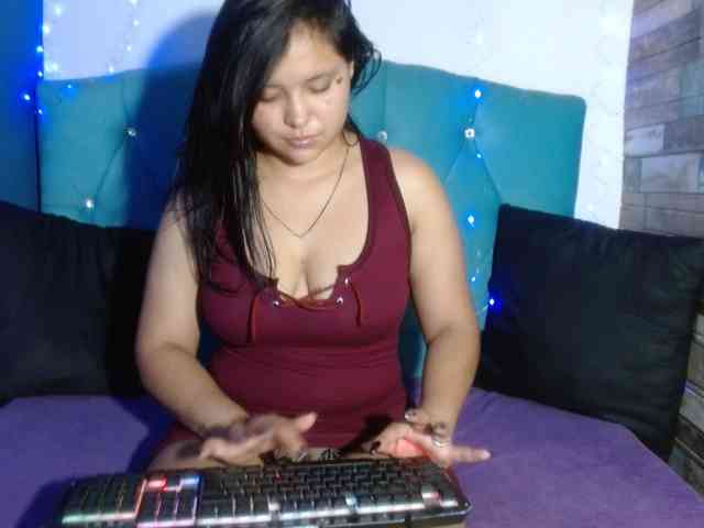 Yesamyn-Stone69 webcam