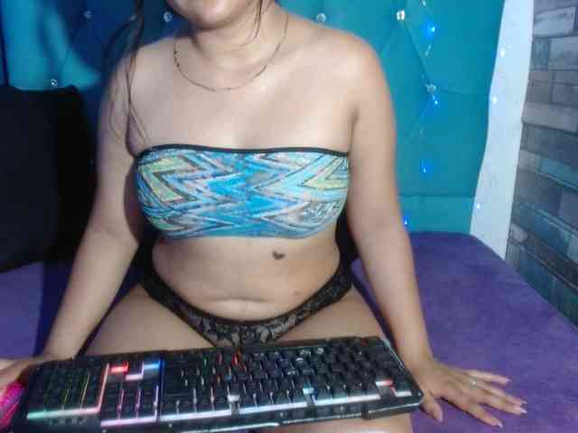 Yesamyn-Stone69 webcam