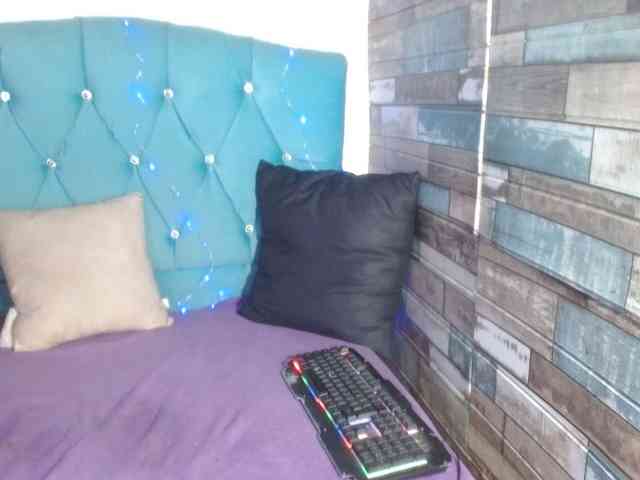 Yesamyn-Stone69 webcam