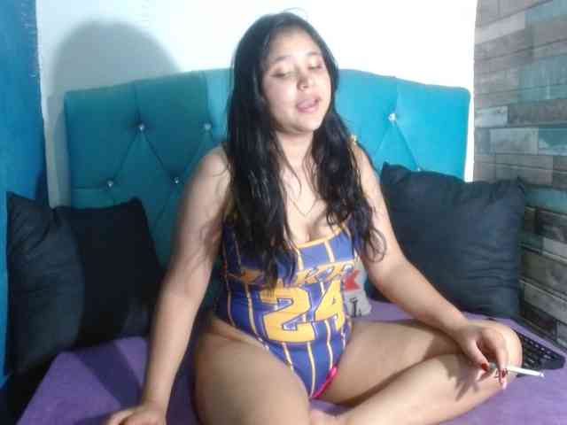 Yesamyn-Stone69 webcam