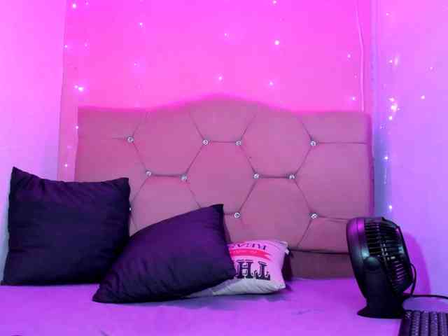 Yesamyn-Stone69 webcam