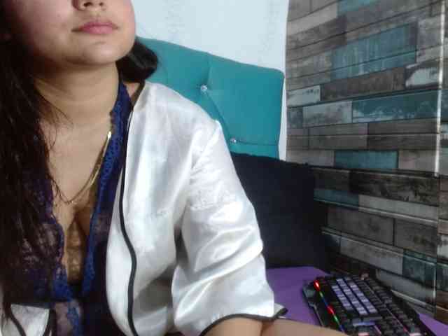 Yesamyn-Stone69 webcam