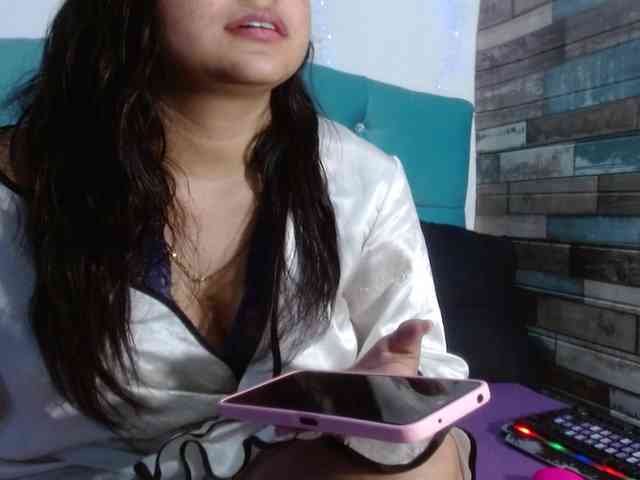 Yesamyn-Stone69 webcam