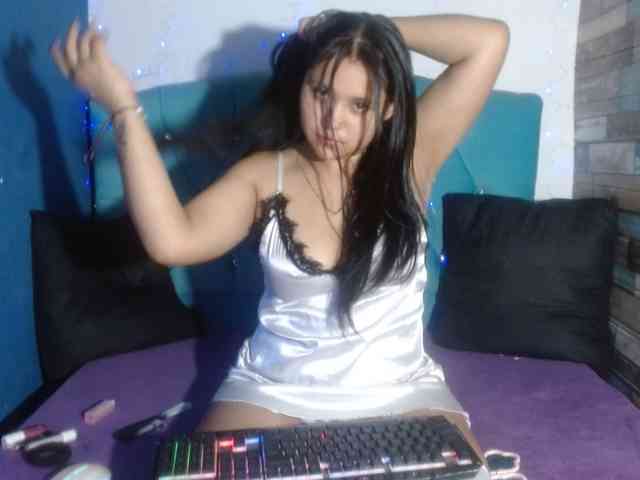 Yesamyn-Stone69 webcam