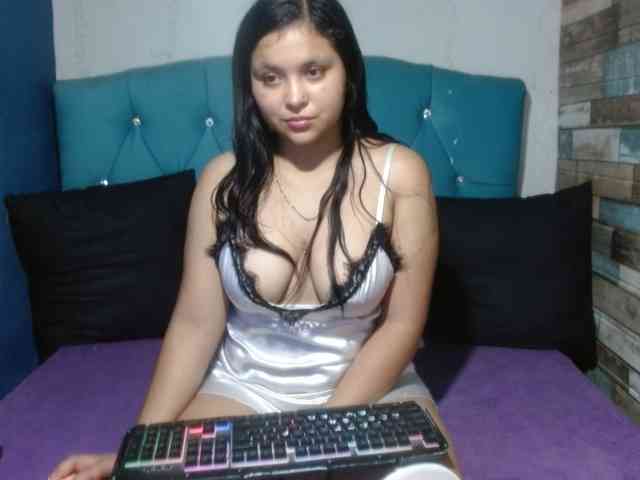 Yesamyn-Stone69 webcam