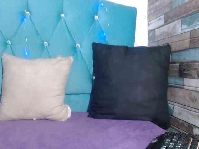 Yesamyn-Stone69 webcam