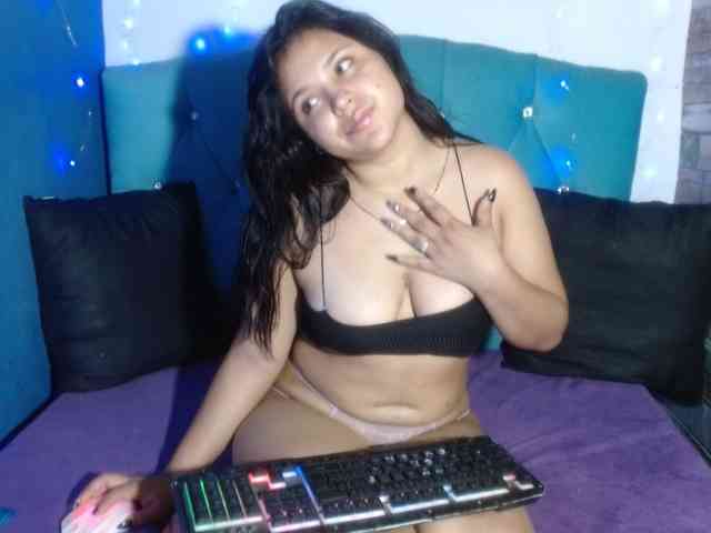 Yesamyn-Stone69 webcam