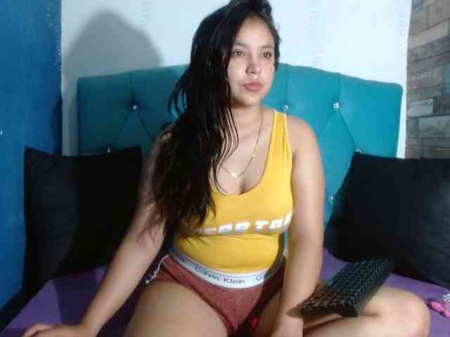 Yesamyn-Stone69 webcam