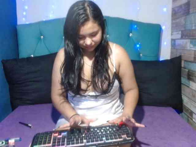 Yesamyn-Stone69 webcam