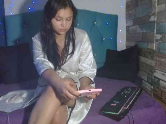 Yesamyn-Stone69 webcam