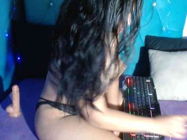 Yesamyn-Stone69 webcam