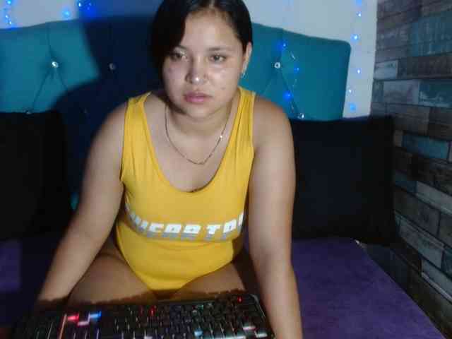 Yesamyn-Stone69 webcam