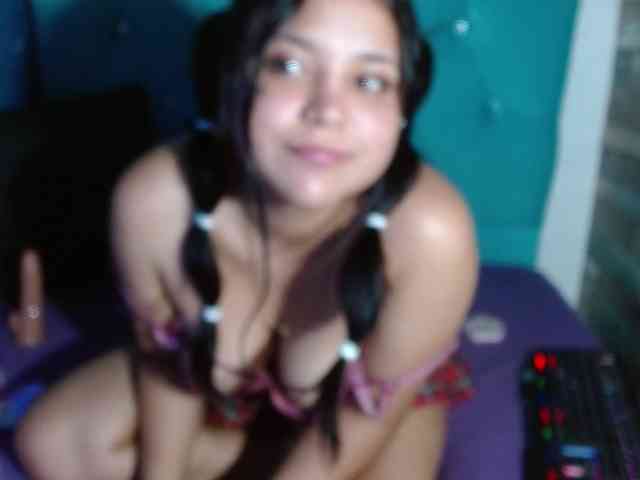 Yesamyn-Stone69 webcam