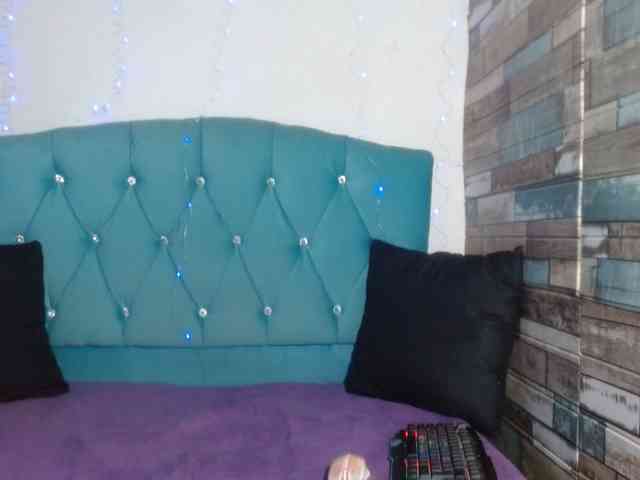 Yesamyn-Stone69 webcam