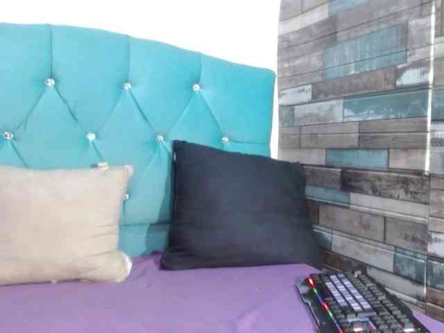 Yesamyn-Stone69 webcam