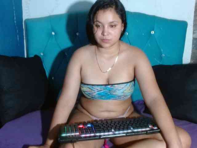 Yesamyn-Stone69 webcam