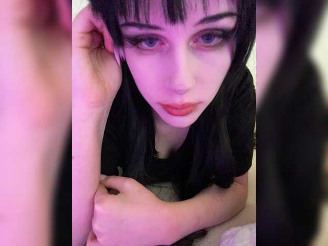 le modèle emogirl est en webcam porno dans un show sur le site bongacams, il possède les tags suivants: White/Caucasian,Brunette,Shaved