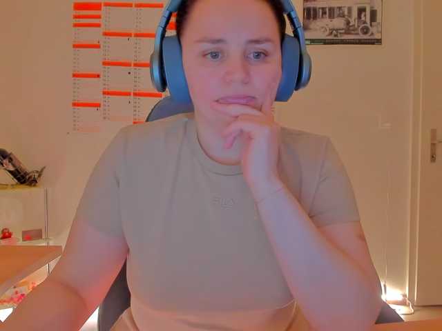 Elieen2's BongaCams show and profile