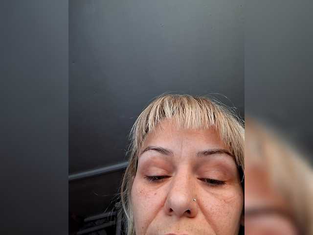 krisred from BongaCams