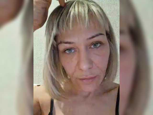 krisred from BongaCams