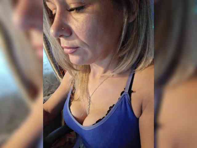 krisred Live Webcam on BongaCams