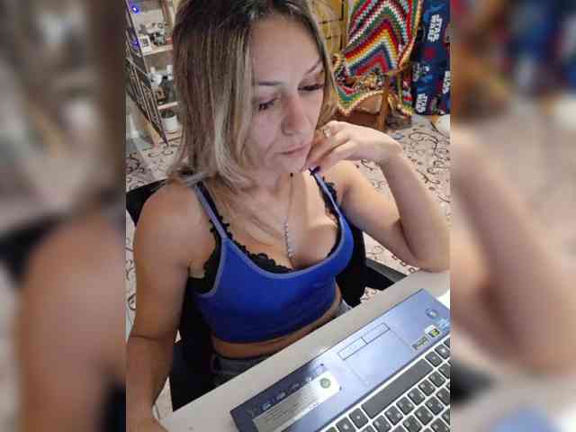 krisred Live Webcam on BongaCams