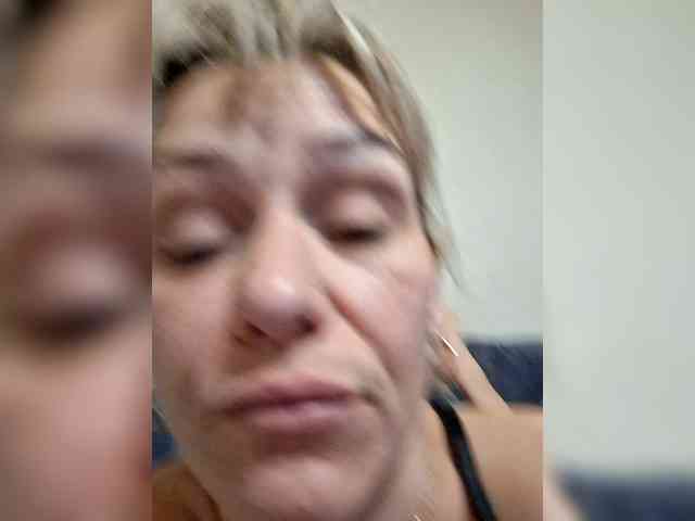 krisred Live Webcam on BongaCams