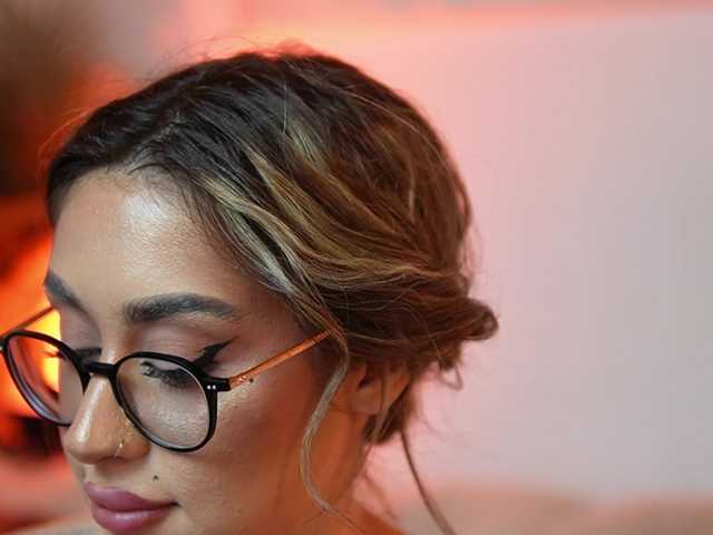 AileenKiss's BongaCams show and profile