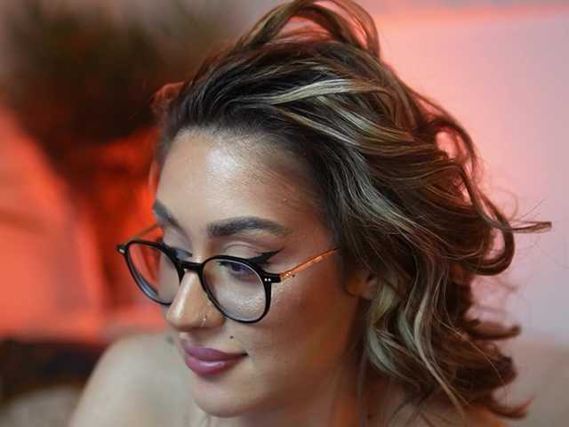 AileenKiss's BongaCams show and profile