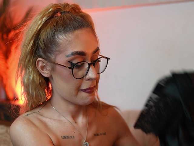 AileenKiss's BongaCams show and profile