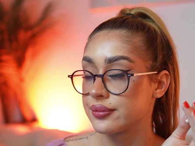 AileenKiss's BongaCams show and profile