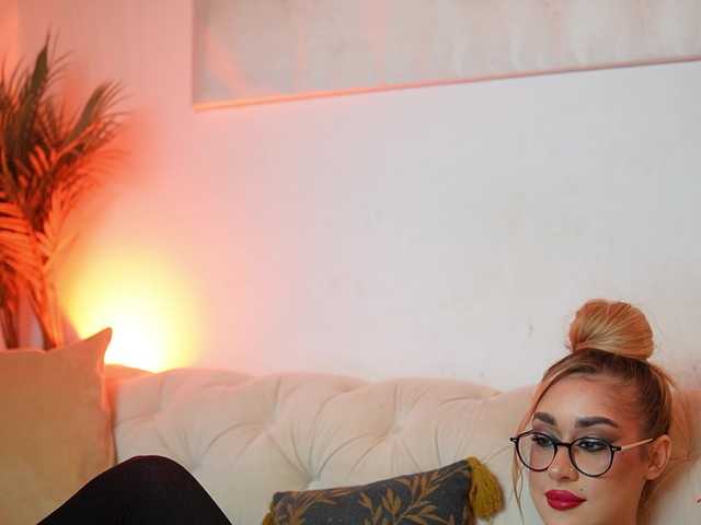 AileenKiss's BongaCams show and profile