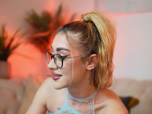 AileenKiss's BongaCams show and profile