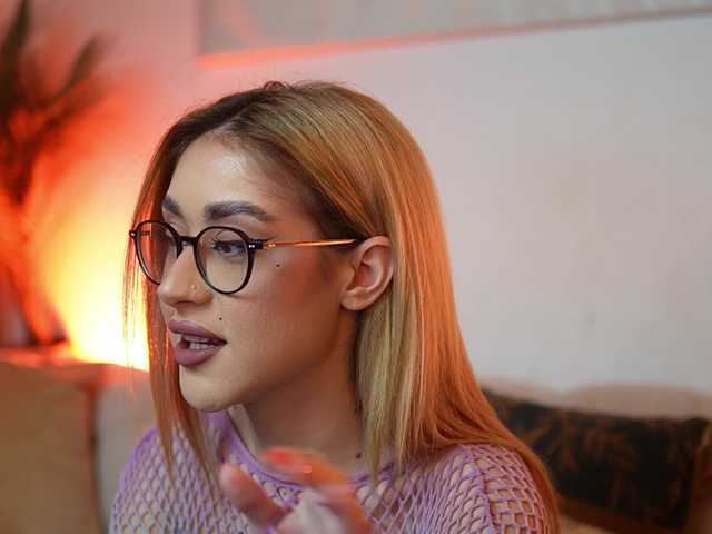 AileenKiss's BongaCams show and profile