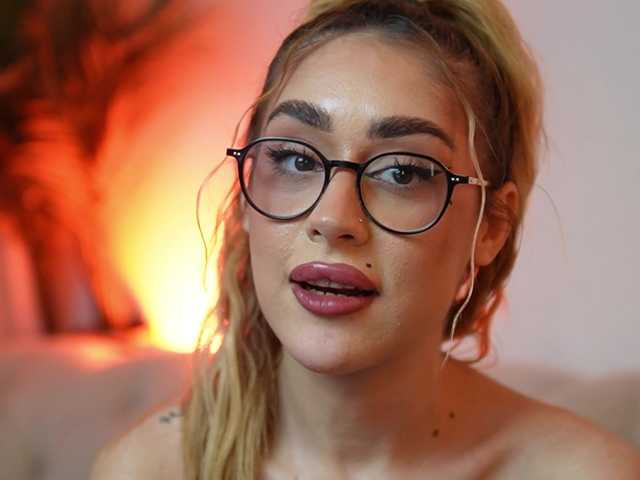 AileenKiss's BongaCams show and profile