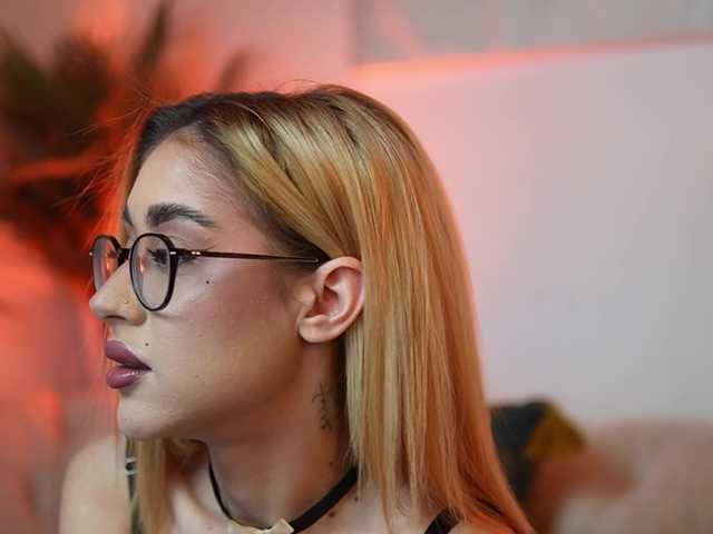 AileenKiss's BongaCams show and profile